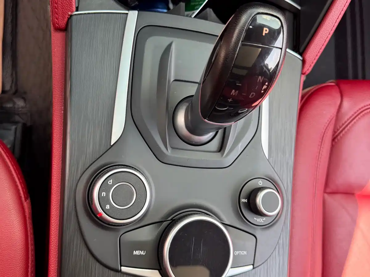 Alfa Romeo Stelvio 2019 2017 2.0T 200HP Luxury Edition