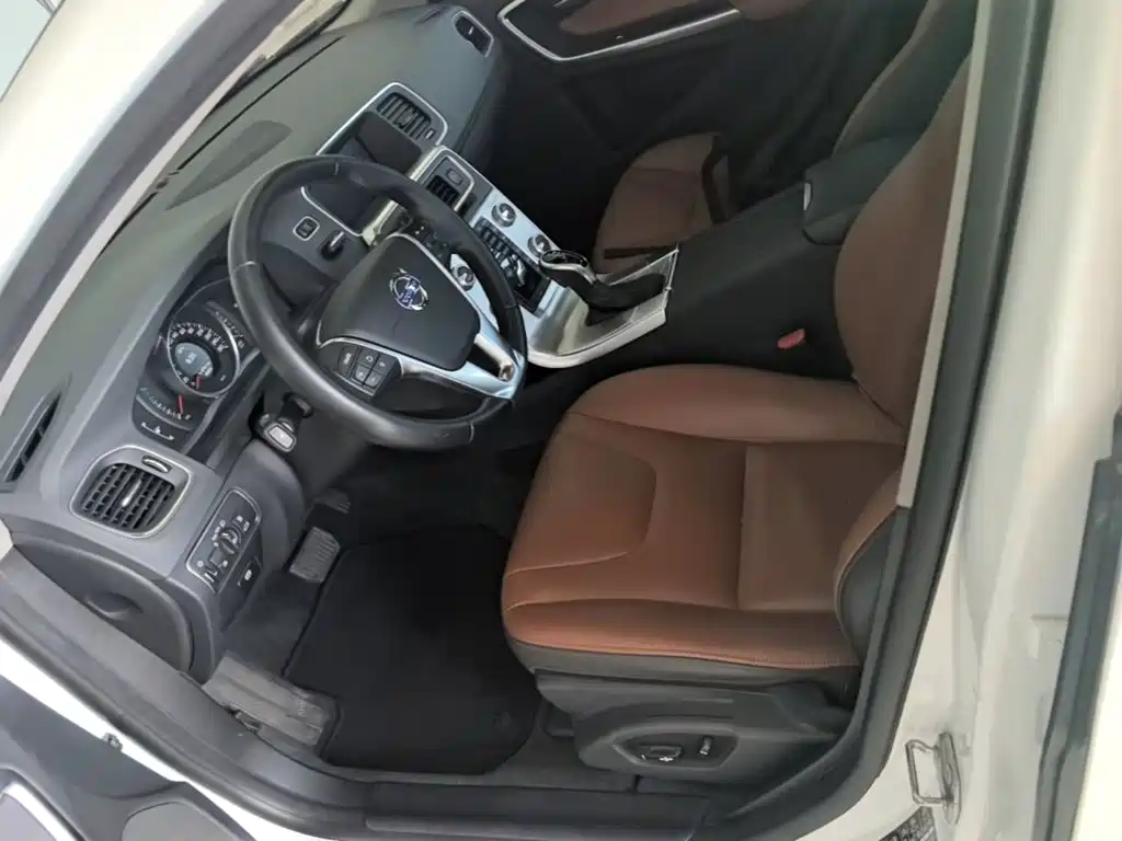 Фото 15 - Volvo S60