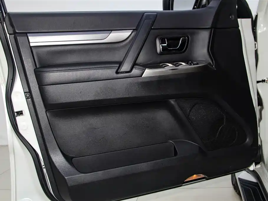 Mitsubishi Pajero (Import) 2020 3.0L Automatic Standard Edition фото 17