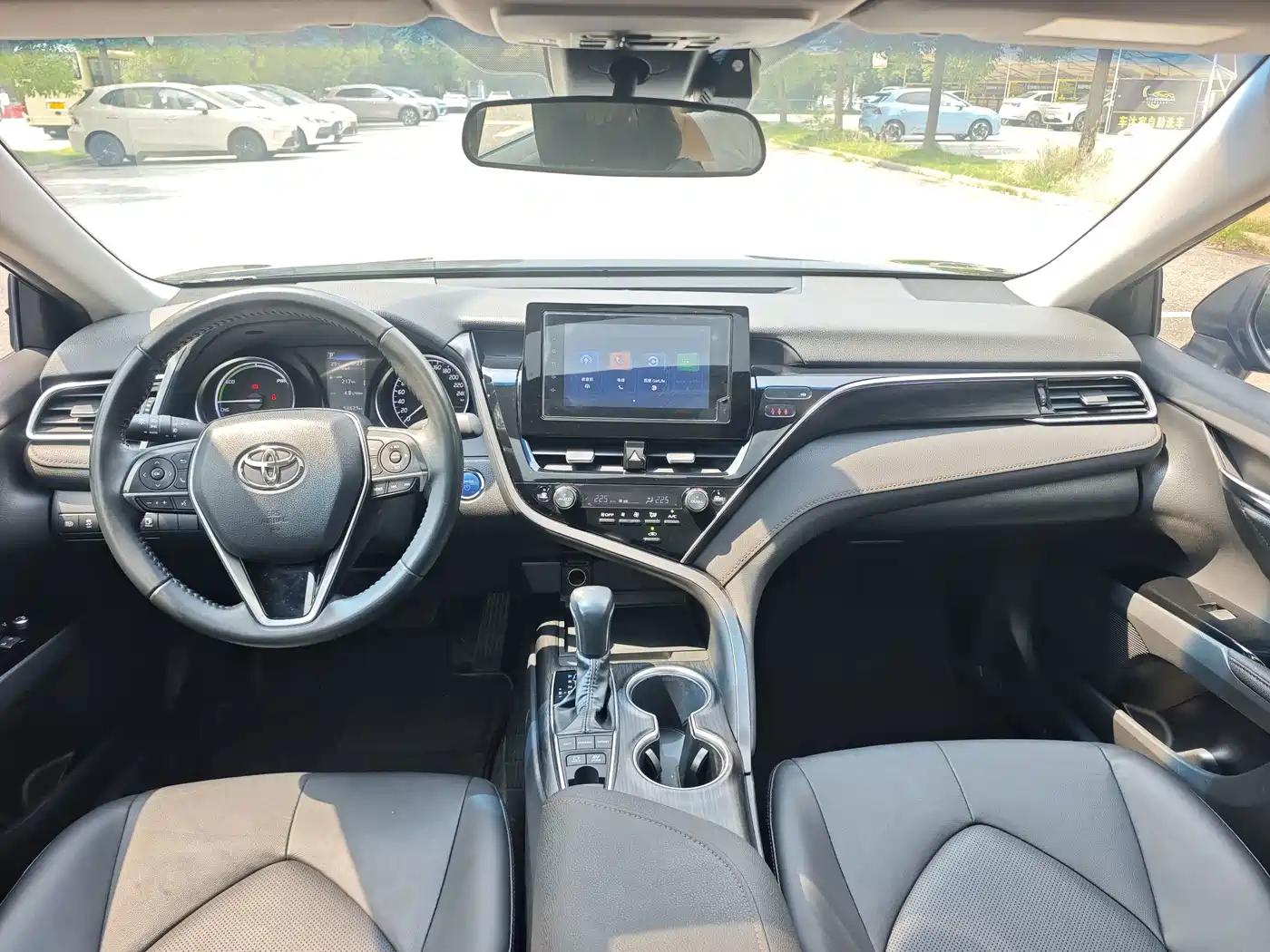 Фото 10 - Toyota Camry