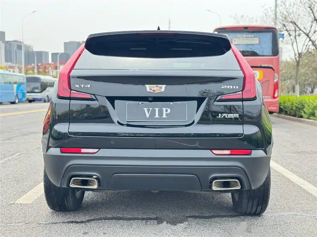 CADILLAC XT4