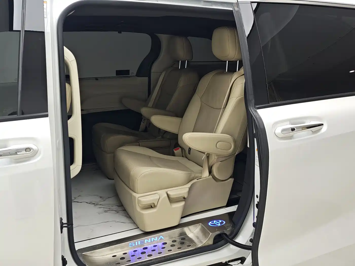 Toyota Sienna 2021 2.5L Hybrid Luxury Edition фото 8