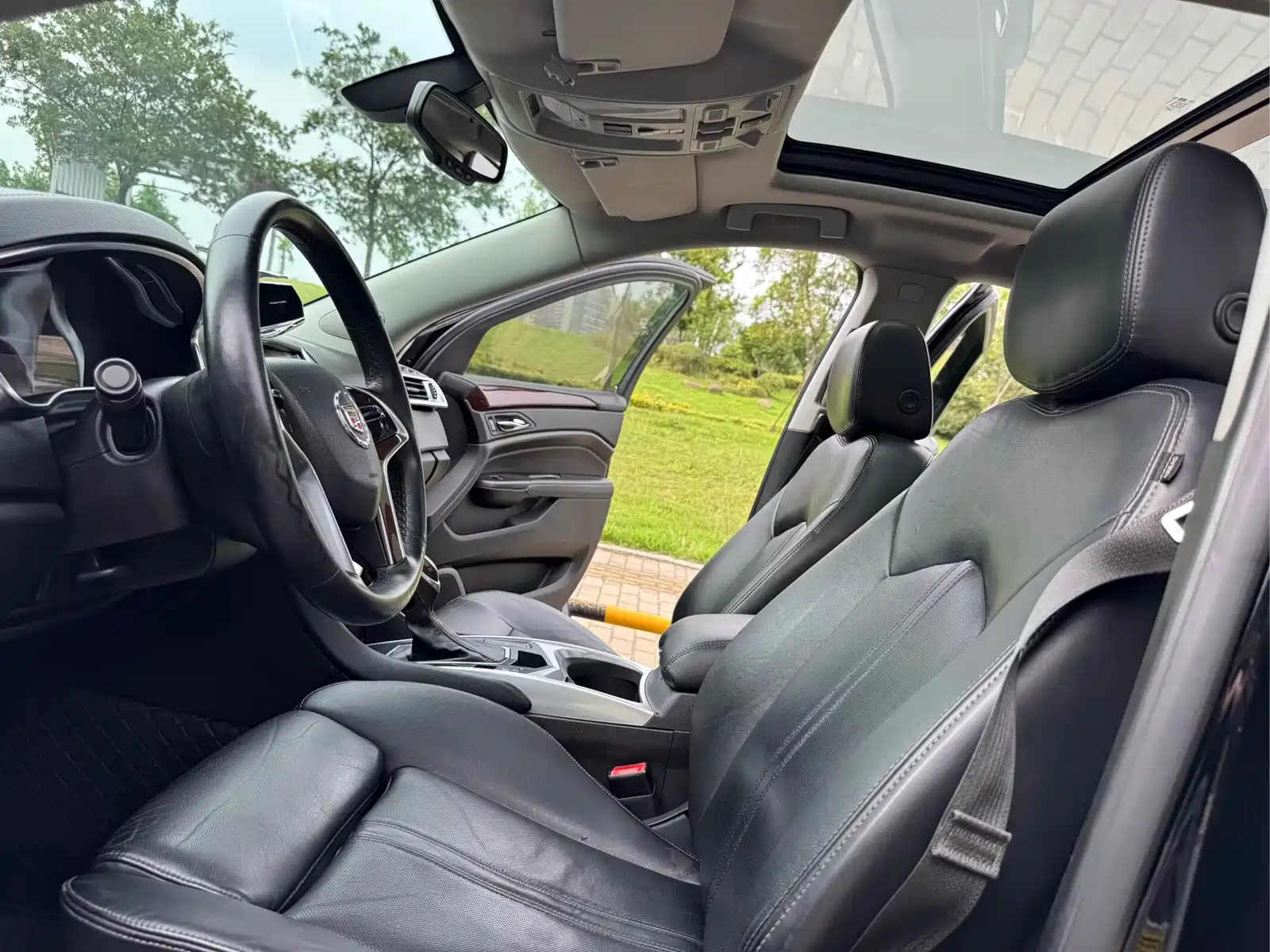 Photo 10 - Cadillac SRX
