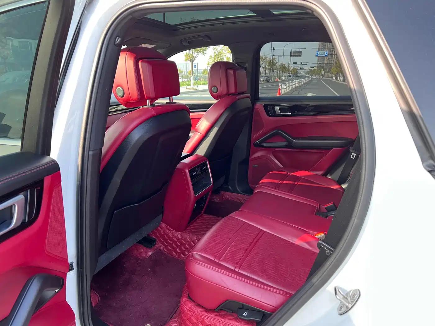 Porsche Cayenne New Energy 2022 Cayenne E-Hybrid 2.0T Platinum Edition фото 10