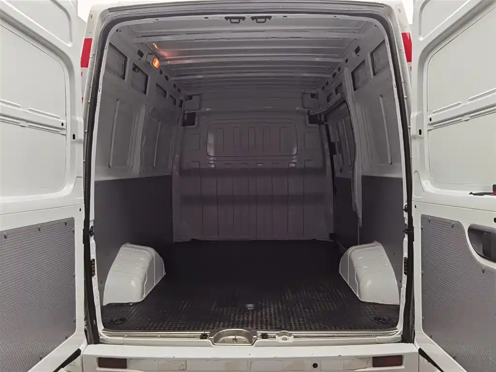 SAIC Maxus Xintu V80 2023 2.0T Manual Classic City Delivery King Short Wheelbase Medium Roof 3 Seats фото 16