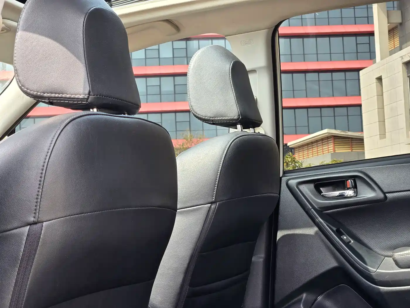 Subaru Forester 2015 2.0i Special Commemorative Edition фото 9