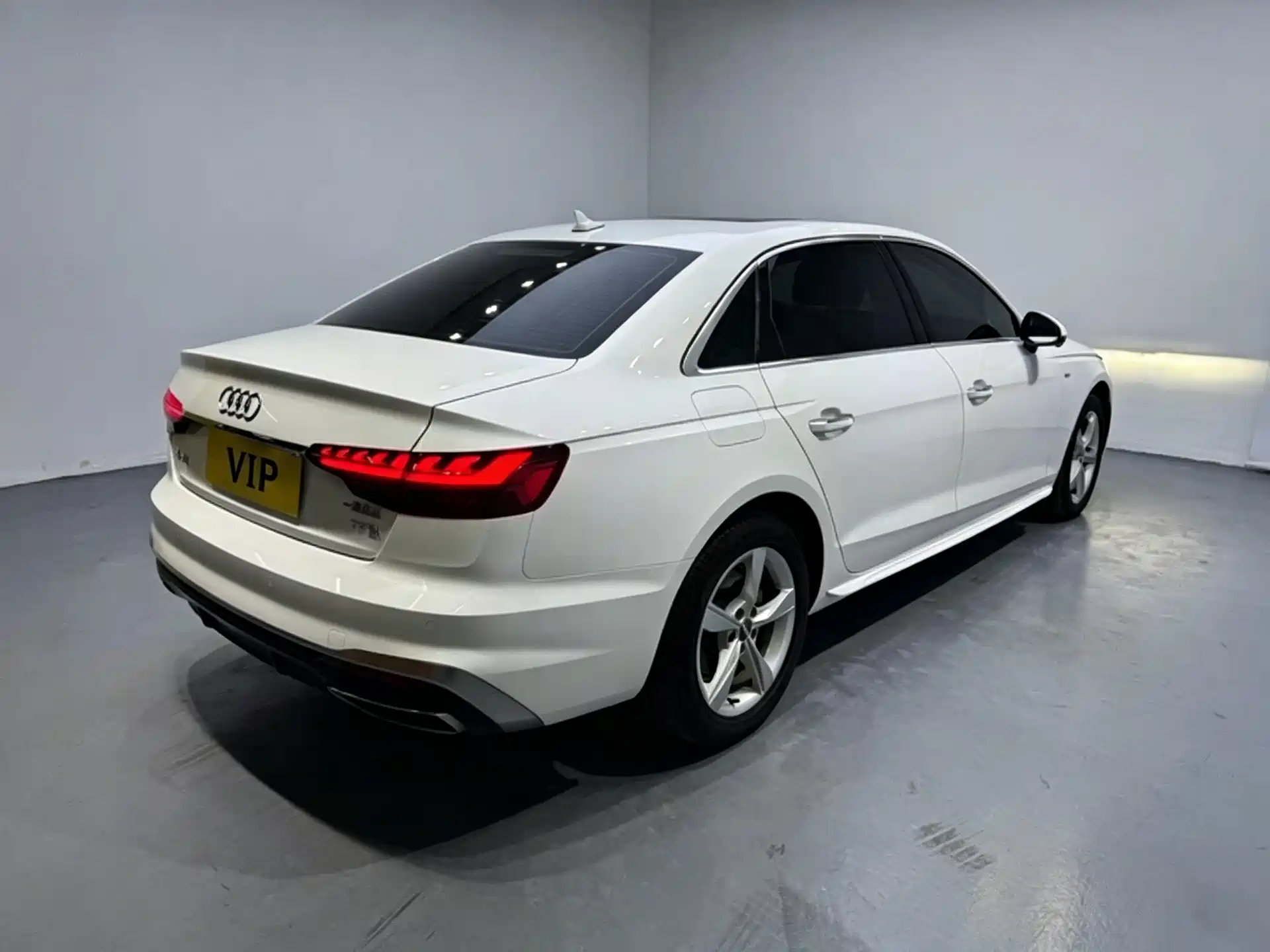 Фото 2 - Audi A4L