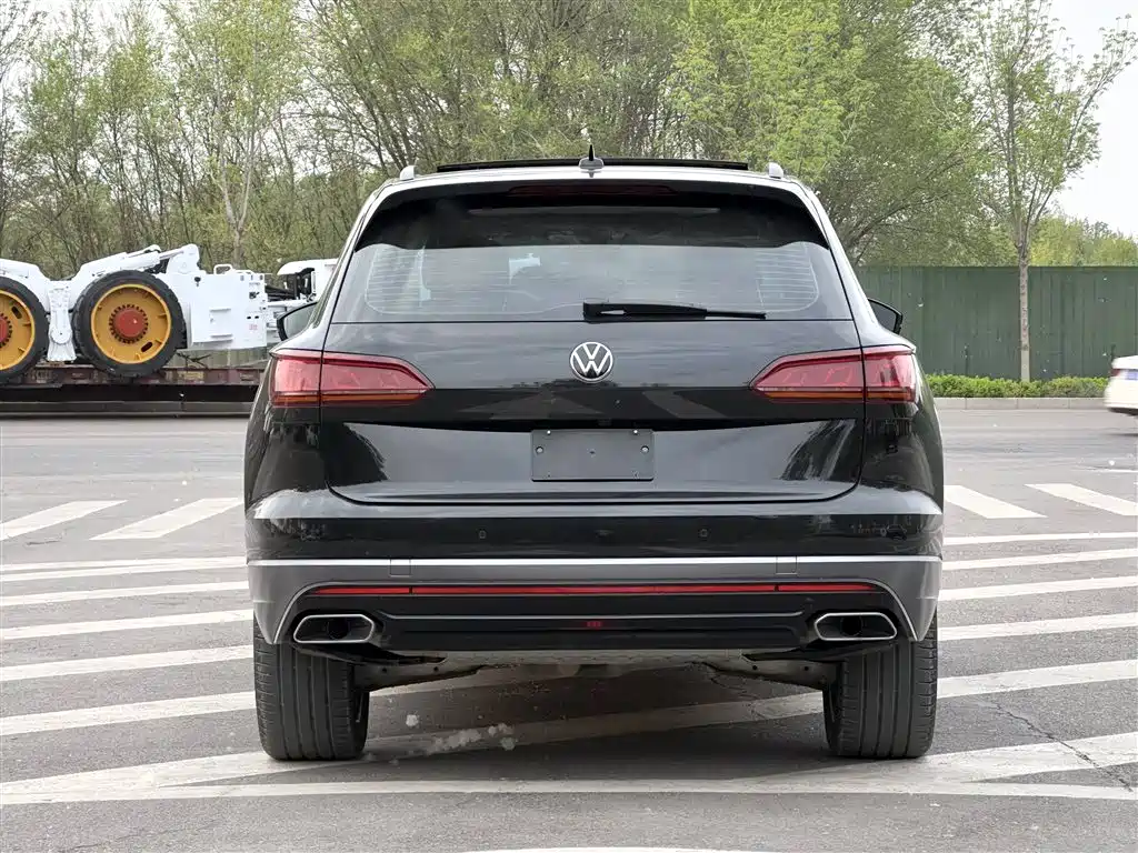 Volkswagen Touareg 2023 3.0TSI R-Line Black Sports Package фото 15