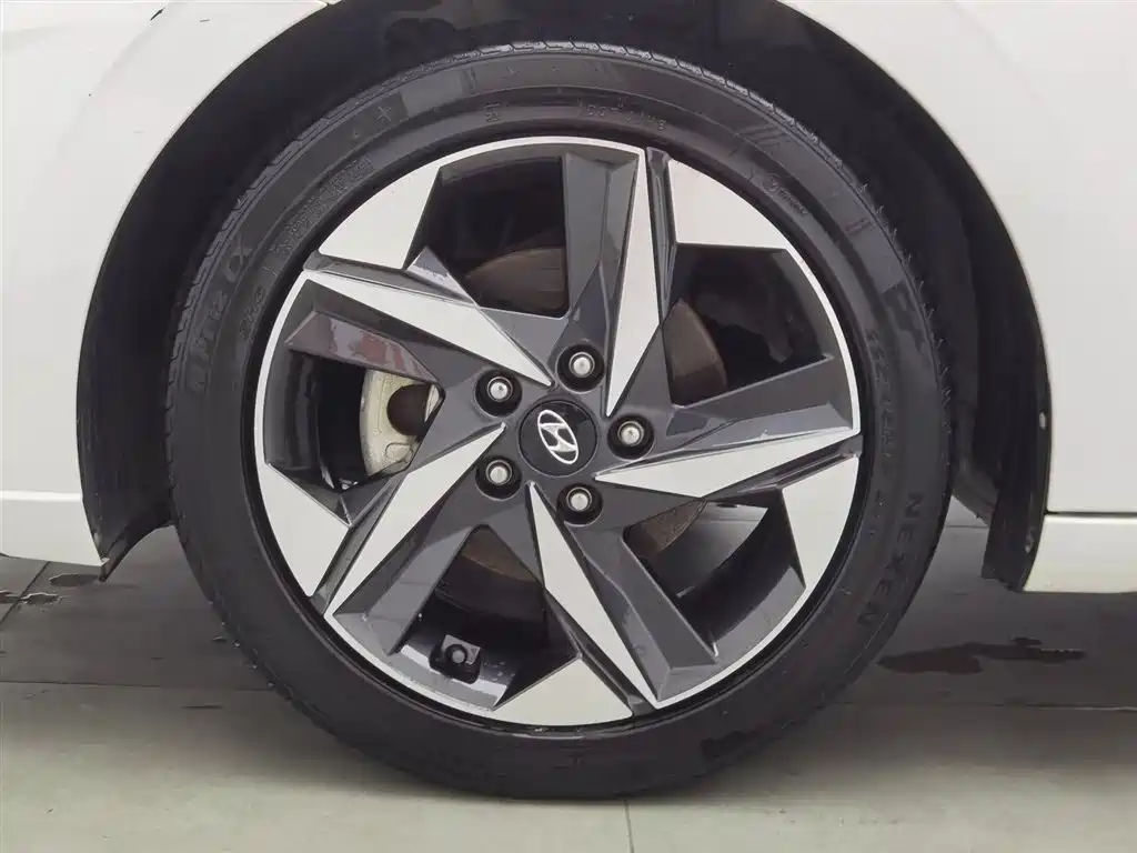 Hyundai Elantra 2021 1.5L CVT LUX Premium Edition фото 17
