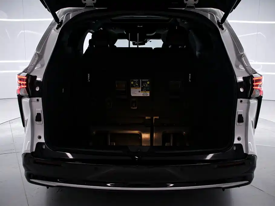 Toyota Sienna 2021 2.5L Hybrid Platinum Edition фото 16