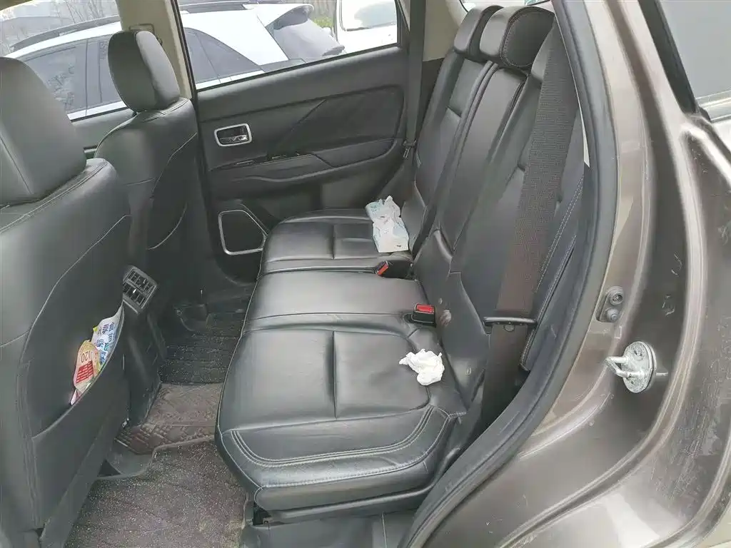 MITSUBISHI OUTLANDER