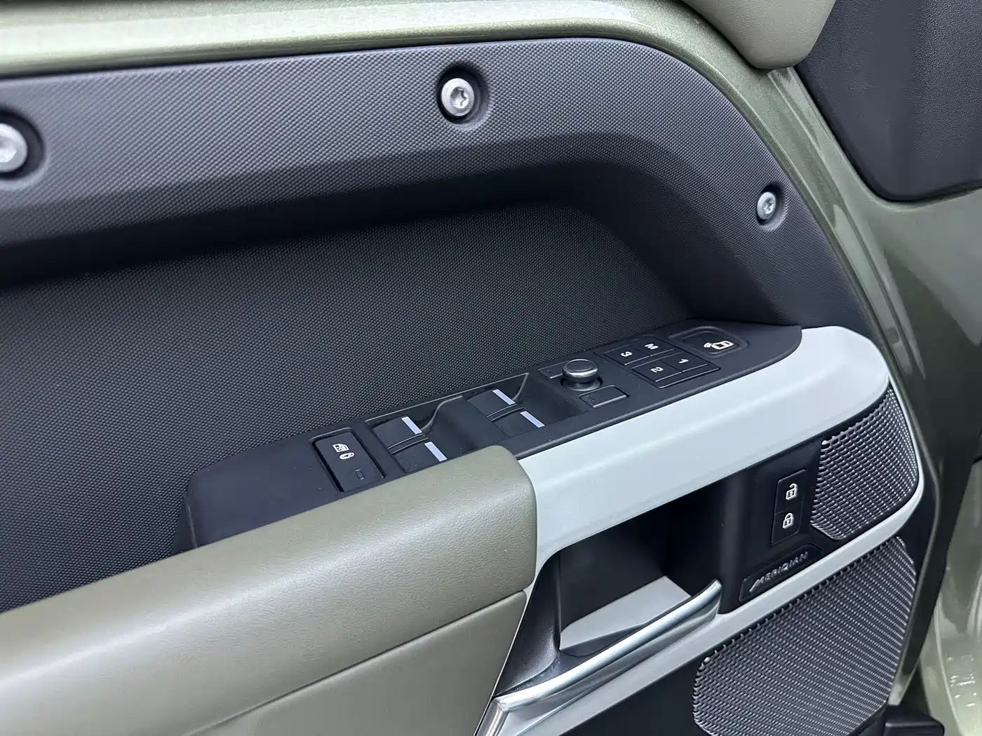 Land Rover Defender 2020 Model 110 P400 HSE фото 9