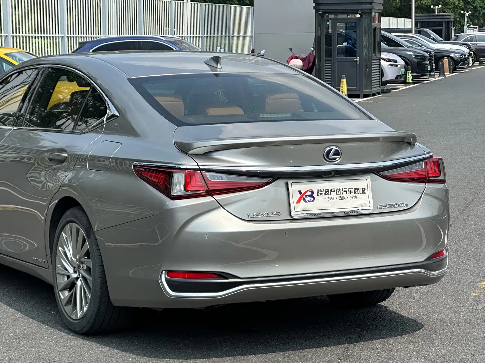 Фото 6 - Lexus ES