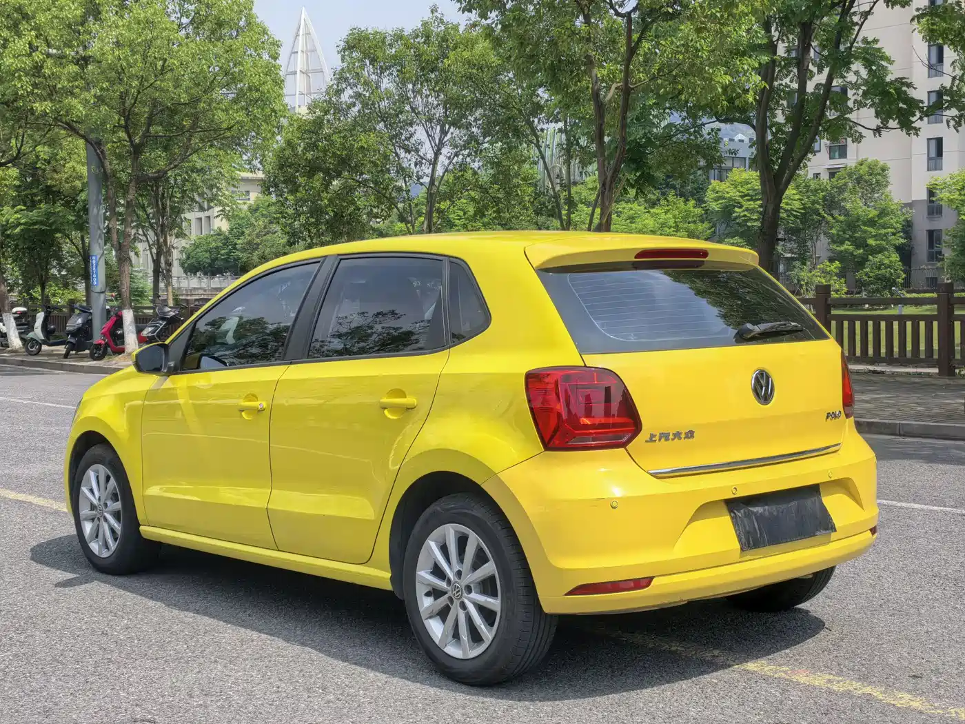 Volkswagen Polo 2014 1.6L Automatic Luxury Edition фото 10