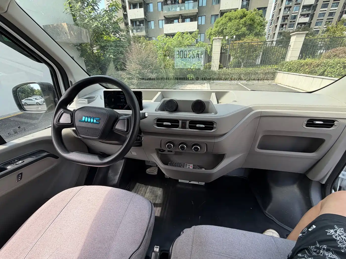 Jiangling E-Fushun 2025 2025 Model Blind Window Version 53.58kWh Medium Wheelbase Medium Roof 3.5-ton