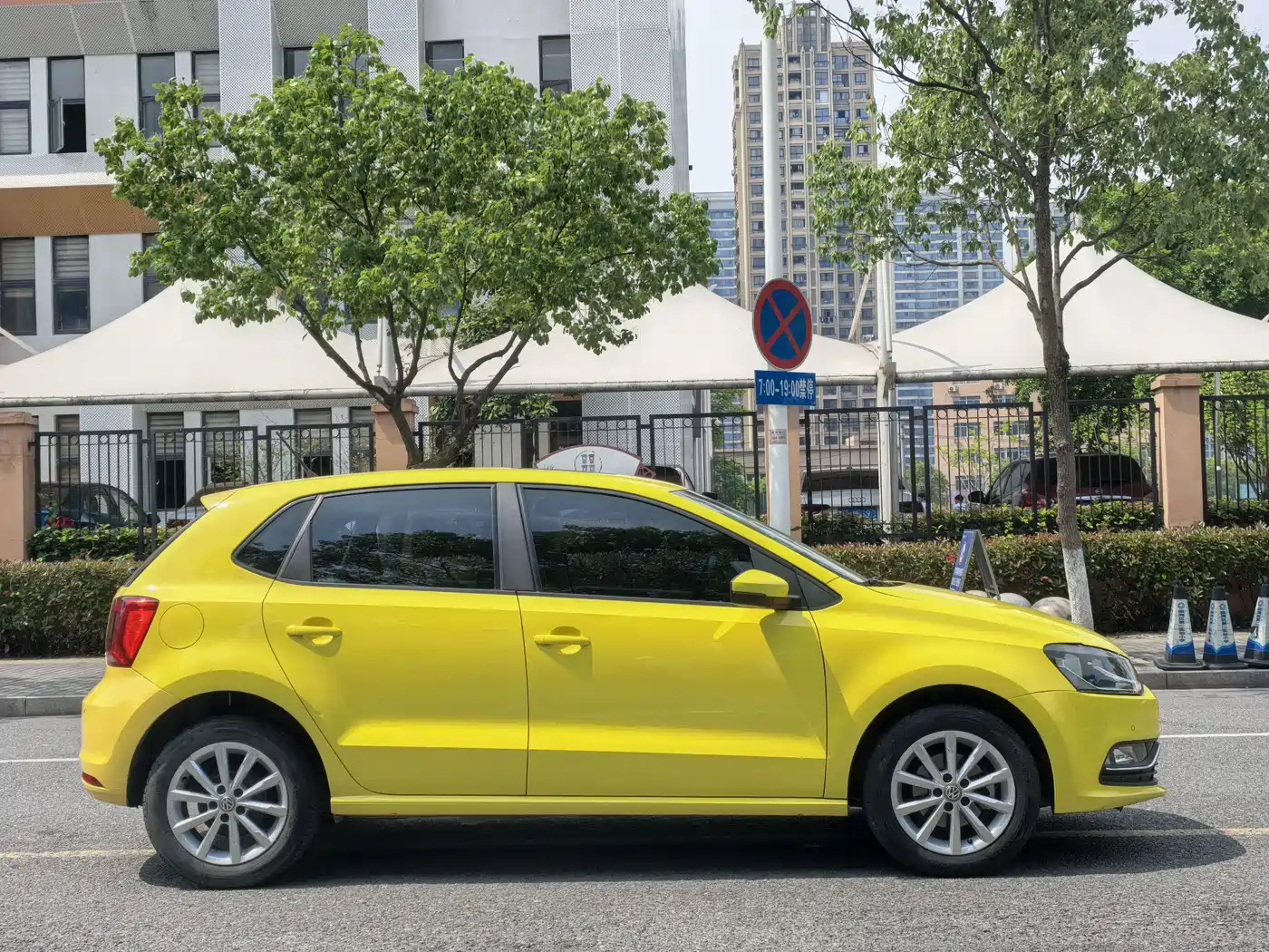 Volkswagen Polo 2014 1.6L Automatic Luxury Edition фото 13