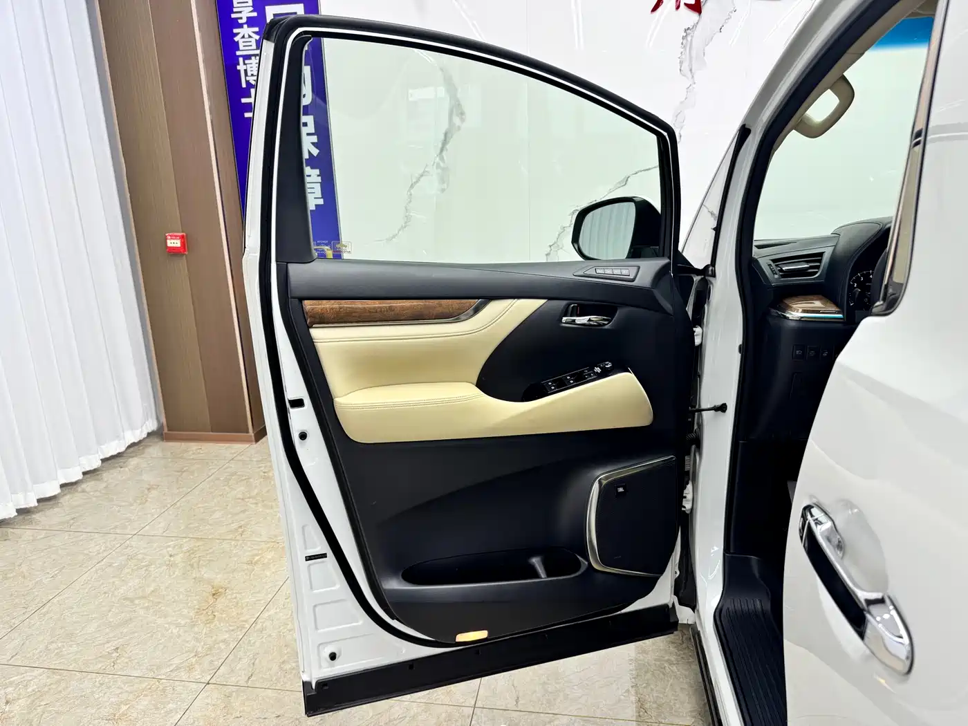 Toyota Alphard 2015 3.5L Premium Edition фото 16