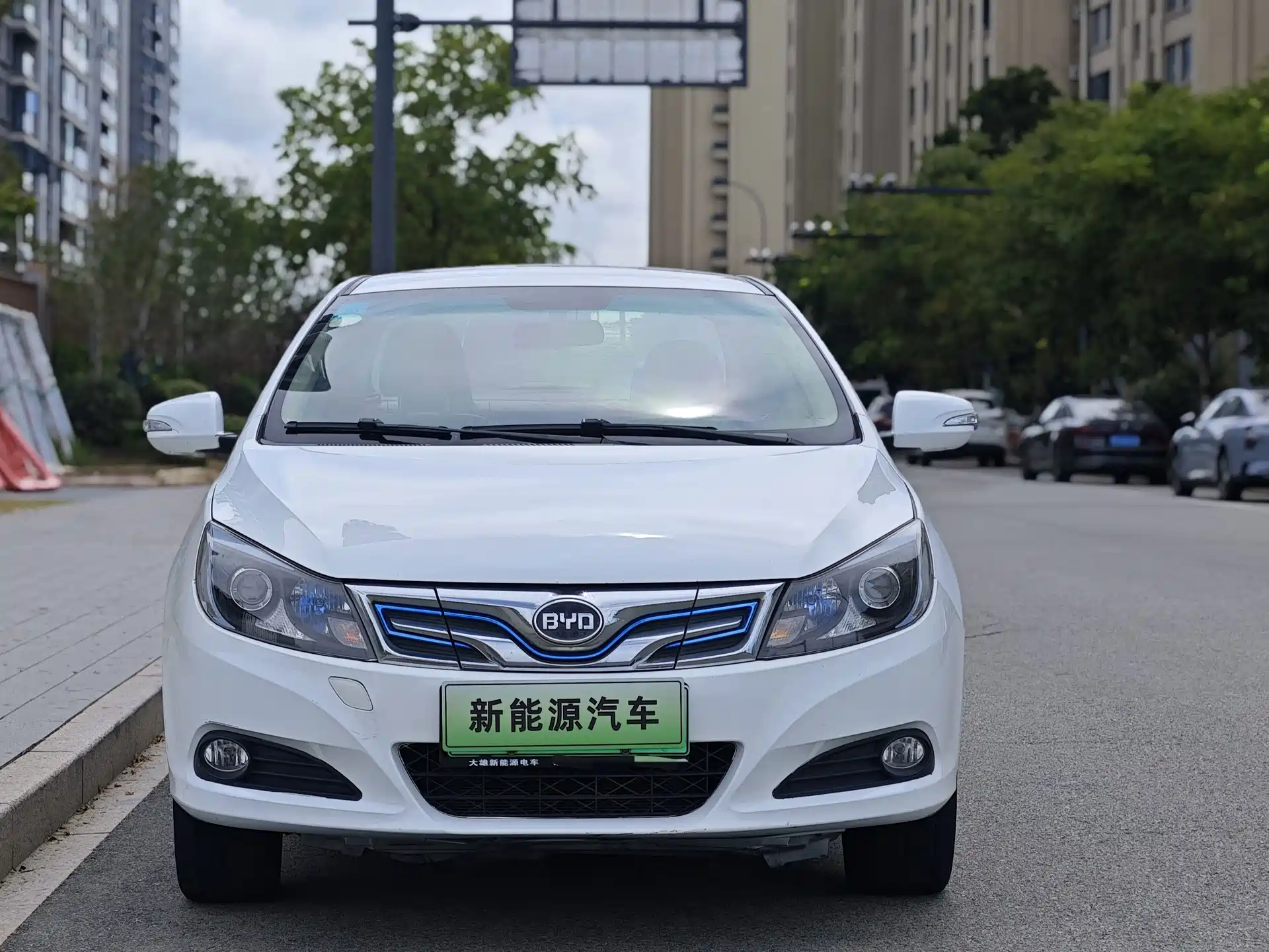 Фото 2 - BYD e5
