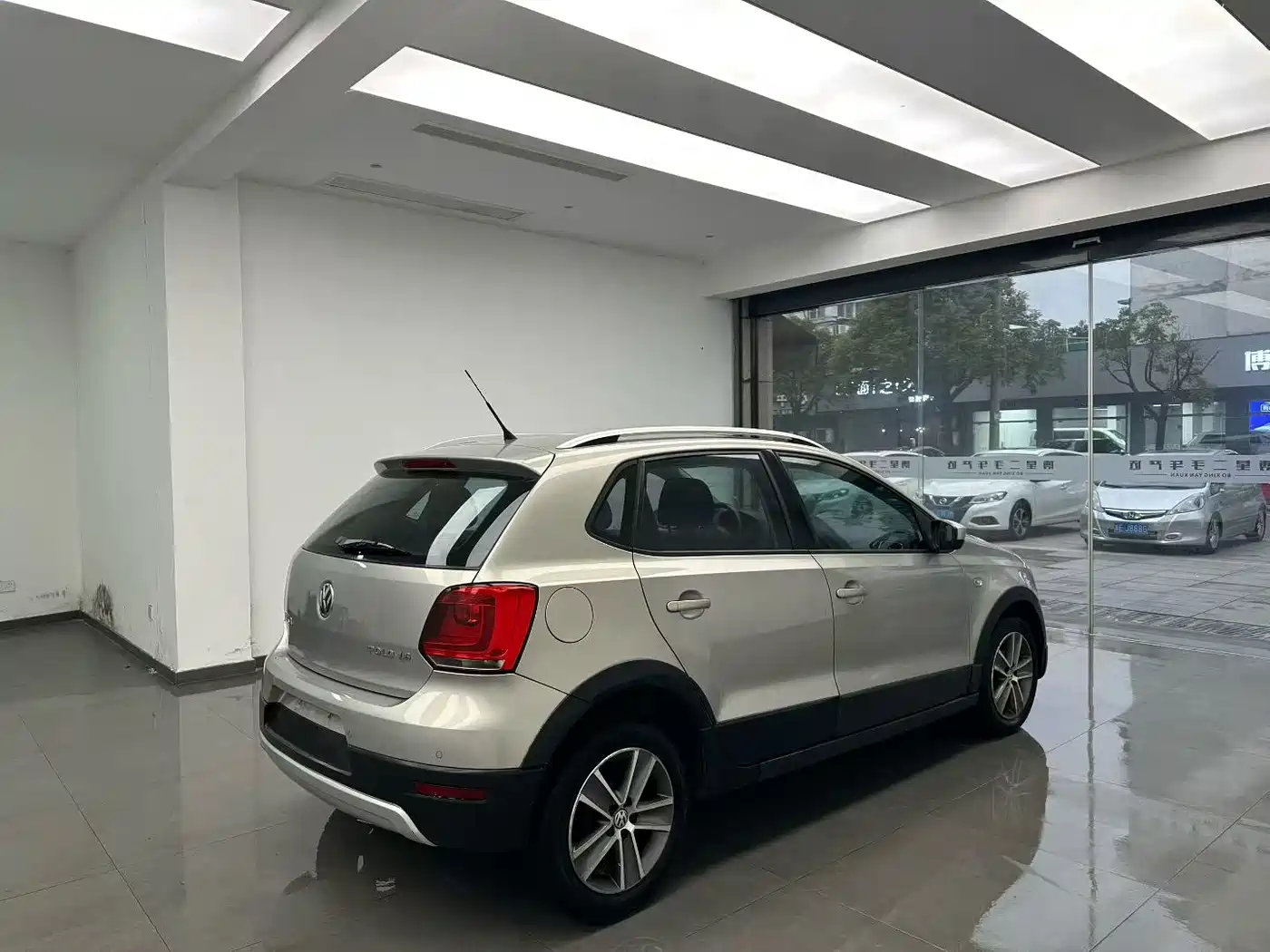 Volkswagen Polo 2012 1.6L Cross Polo AT фото 9
