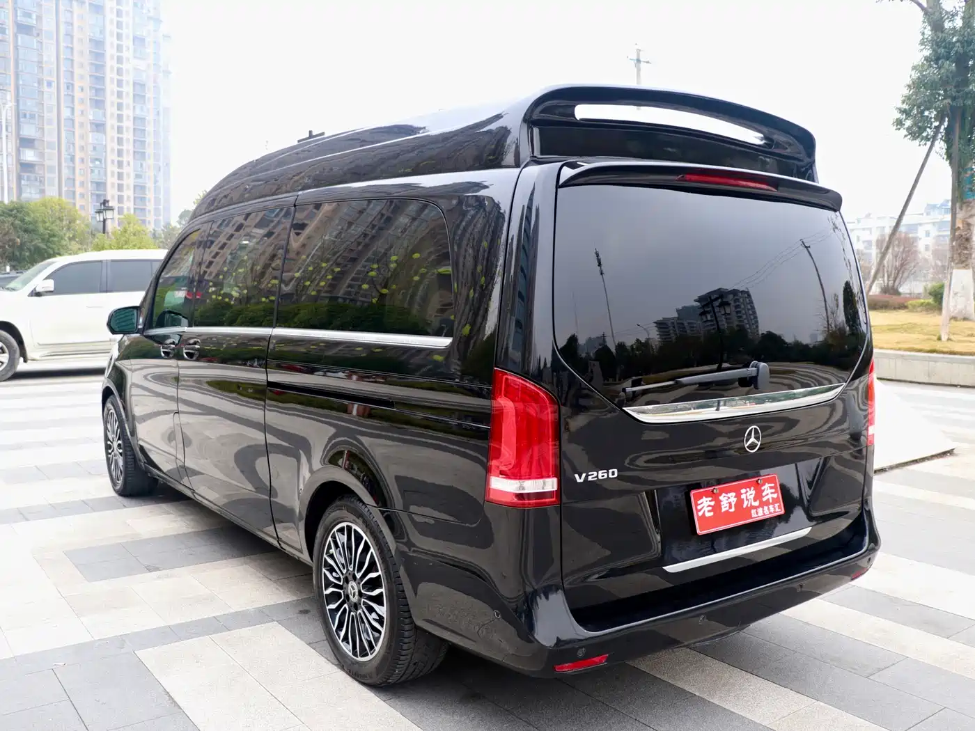 Mercedes-Benz V-Class 2018 V 260 L Premium Long Wheelbase Edition China VI фото 4