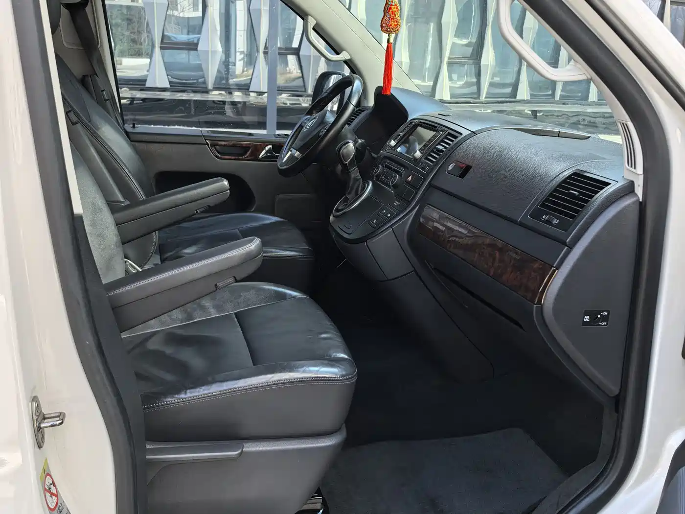 Volkswagen Multivan 2016 2.0TSI 2WD 66th Anniversary Edition фото 12