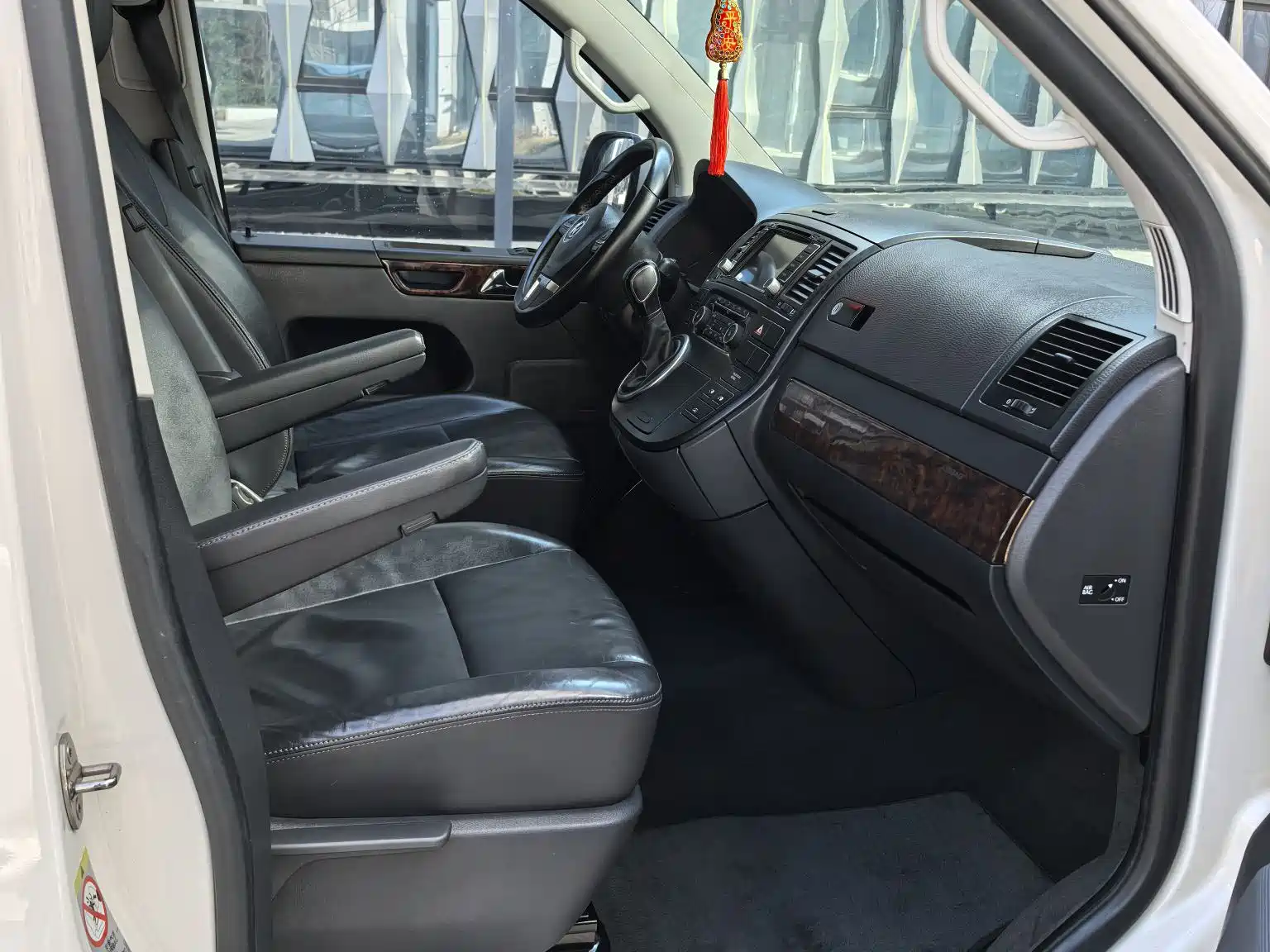 Photo 12 - Volkswagen Multivan