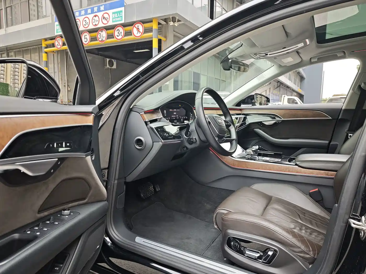 Photo 4 - Audi A8