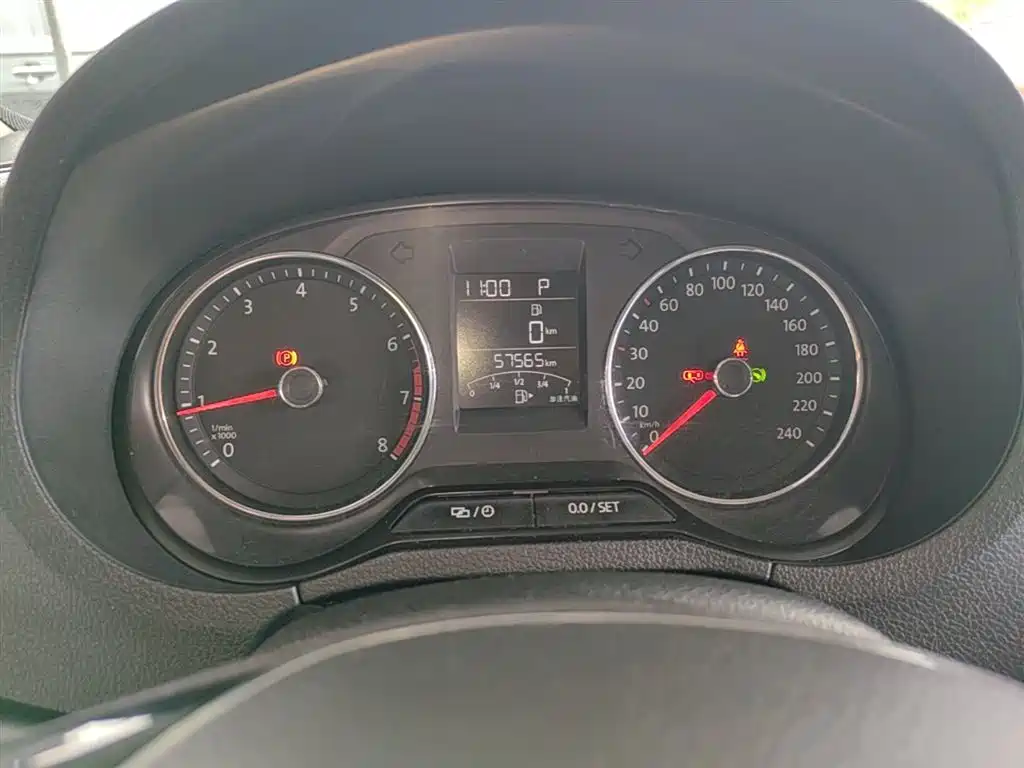Volkswagen Polo 2016 1.6L Cross Polo Automatic фото 12