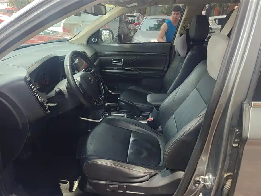 MITSUBISHI OUTLANDER