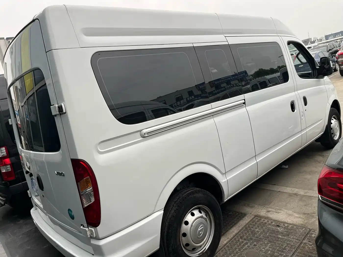 SAIC Maxus Xintu V80 2021 2.0T Manual Classic Aoyuntong 139PS Medium Wheelbase Medium Roof 6/7/8/9 Seater фото 7