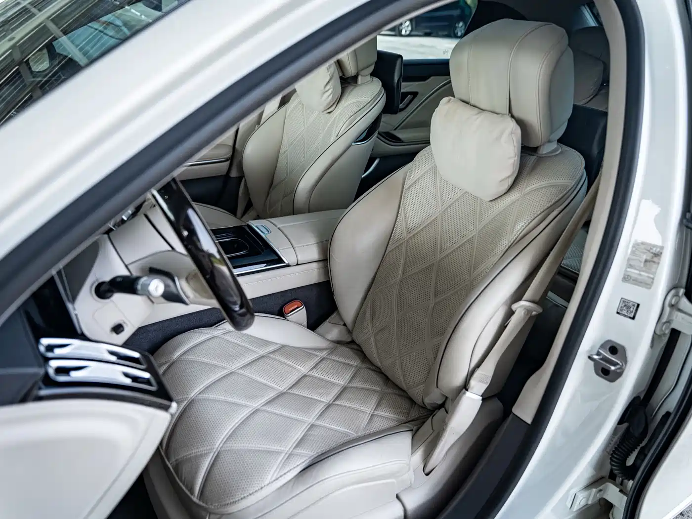 Photo 17 - Mercedes-Benz Maybach S-Class