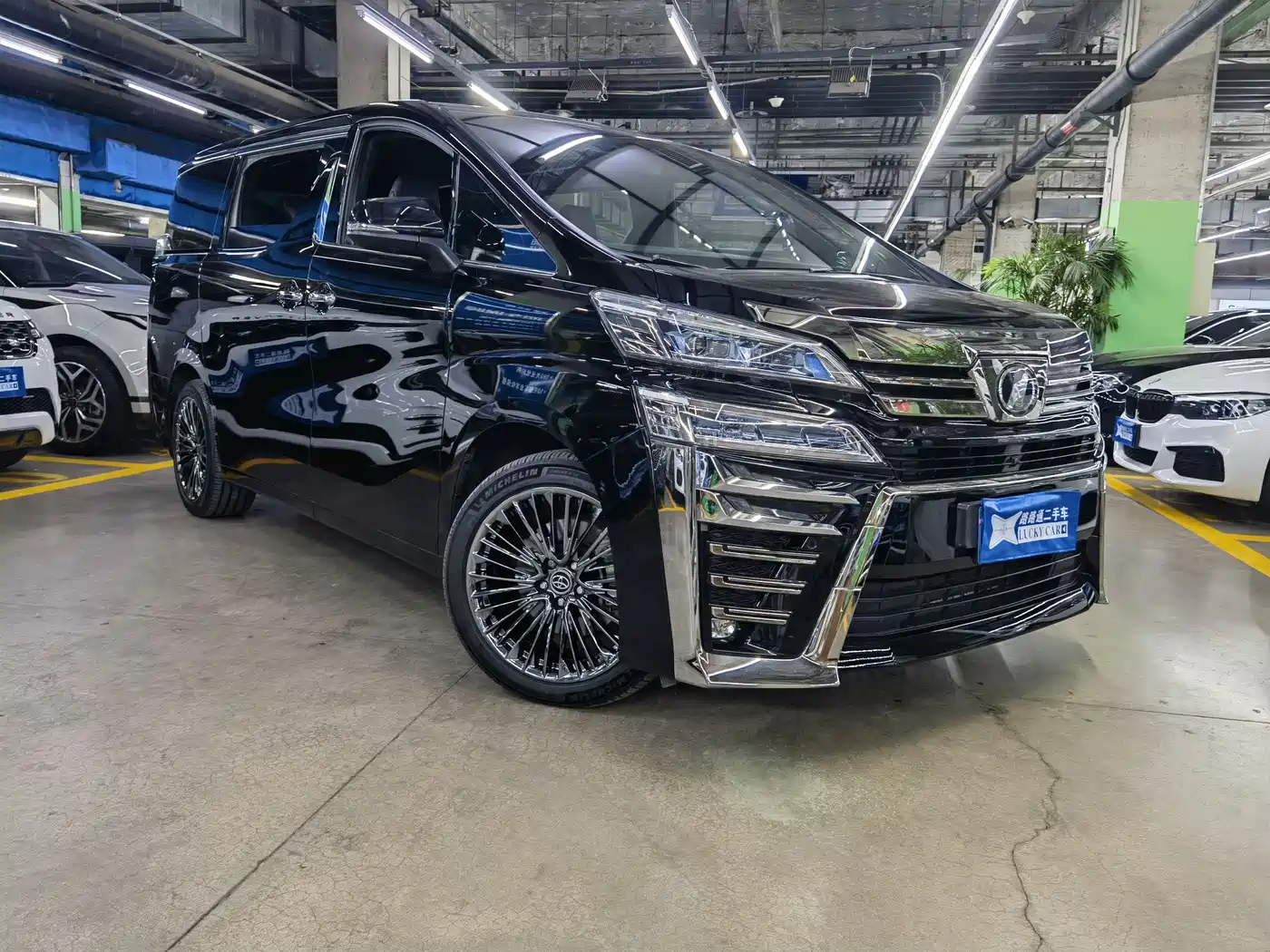Toyota Vellfire 2021 Crown Hybrid 2.5L HV Premium Edition фото 3