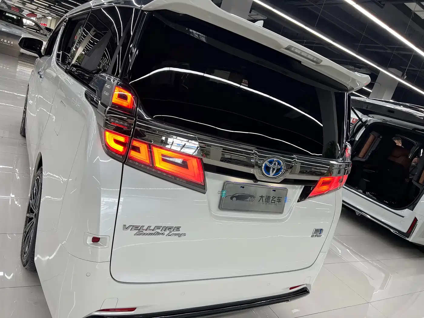 Toyota Vellfire 2021 Crown Hybrid 2.5L HV Luxury Edition фото 7