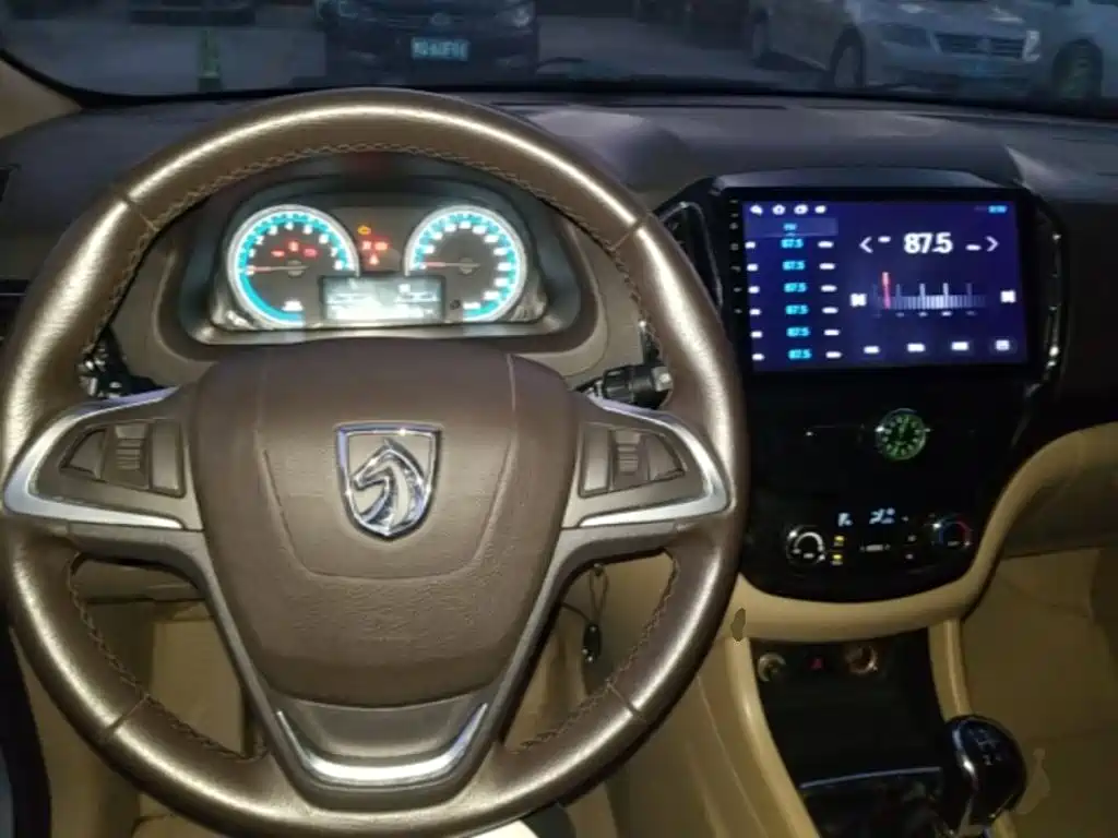 Baojun 730 2015 2014 1.5L Manual Luxury Navigation ESP Edition 7-Seater