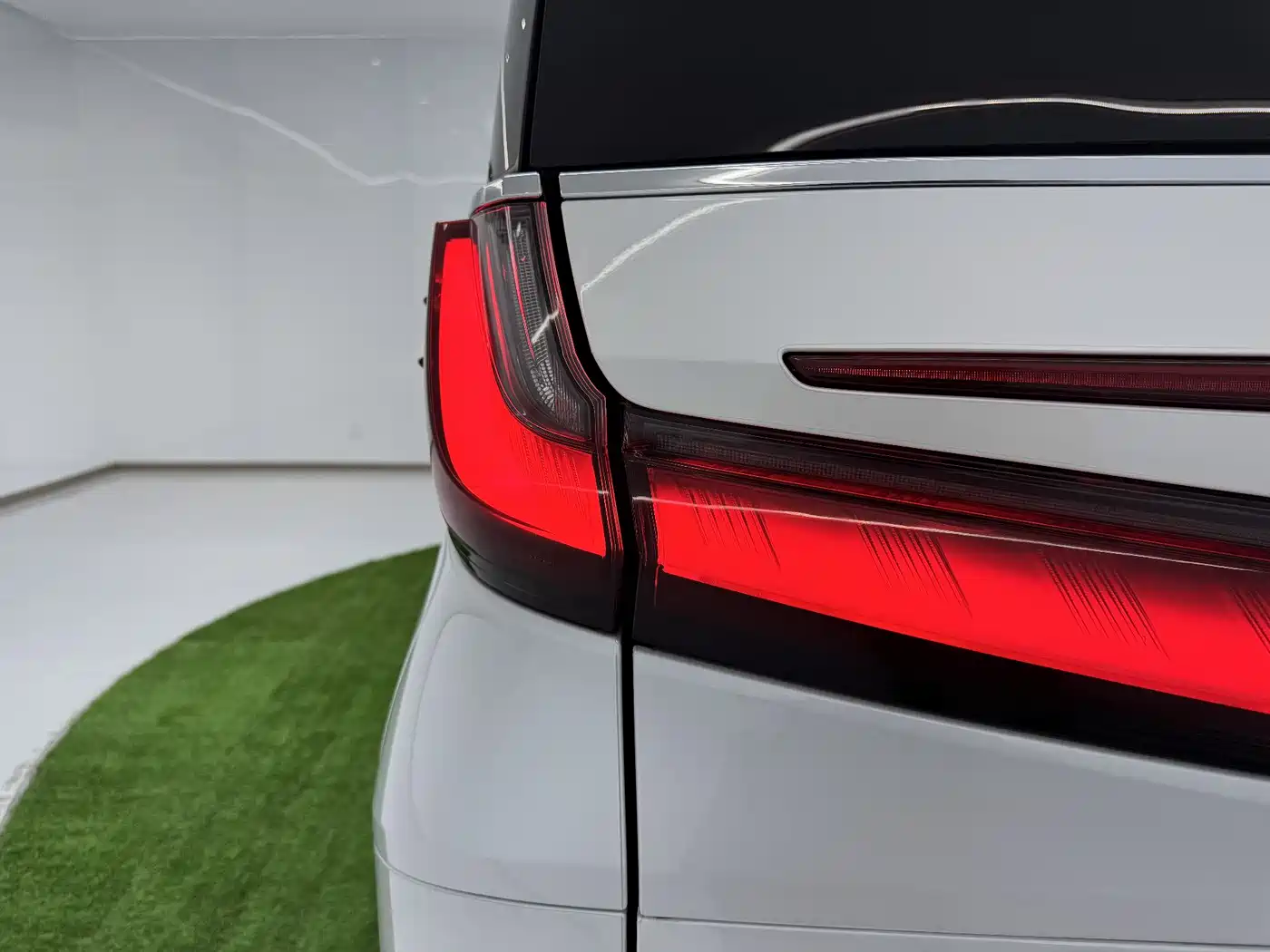 Lexus LM 2023 500h 6-Seater Prestige Edition фото 12