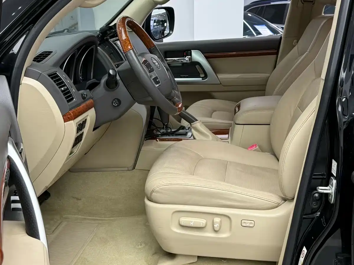 Toyota Land Cruiser 2012 4.6L Automatic VX-R фото 6