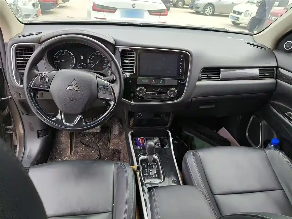 MITSUBISHI OUTLANDER