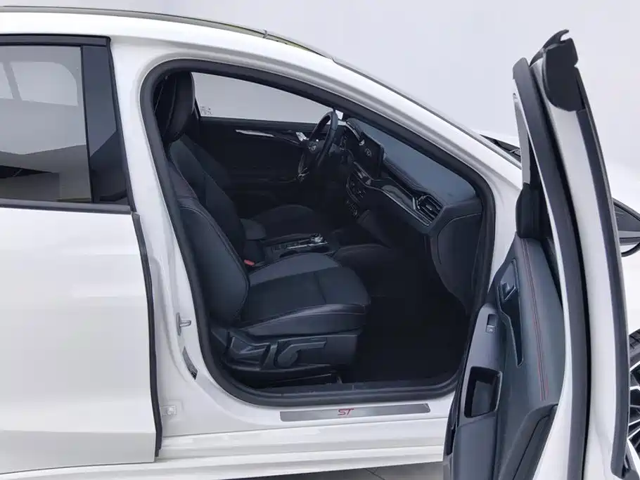 Ford Focus 2022 2021 Sedan EcoBoost 180 Auto ST Line
