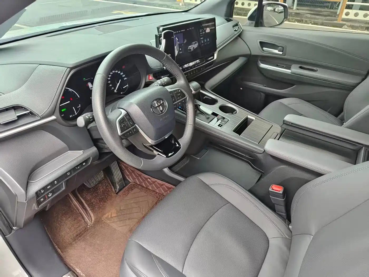 Toyota Sienna 2024 2.5L Hybrid 4WD Premium Edition фото 10