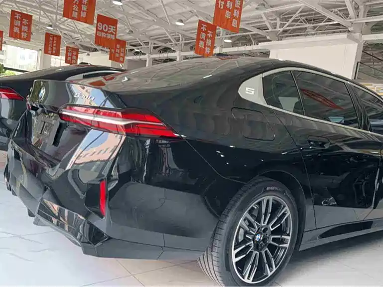 BMW 5 Series 2025 530Li Leading M Sport Package фото 5