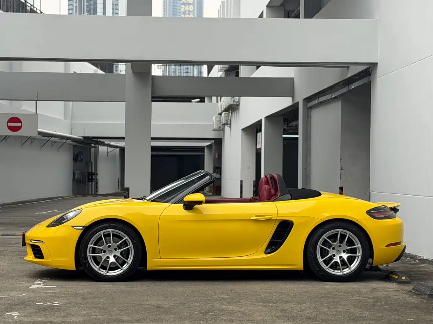 Porsche 718 2022 Boxster T 2.0T фото 16