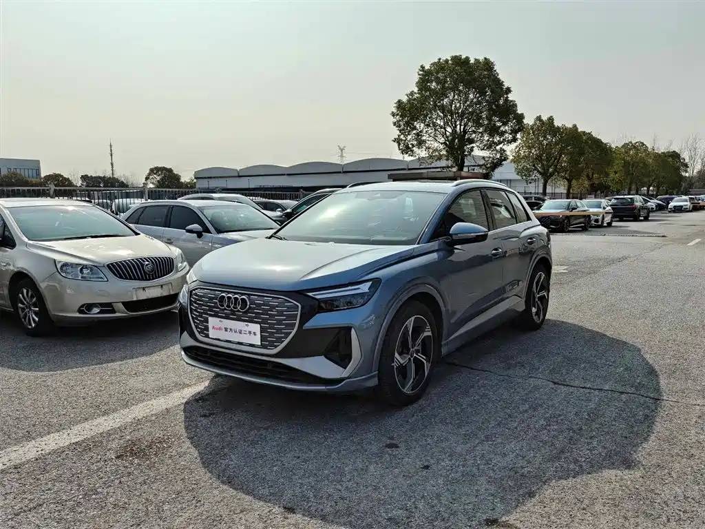 AUDI Q4 E TRON