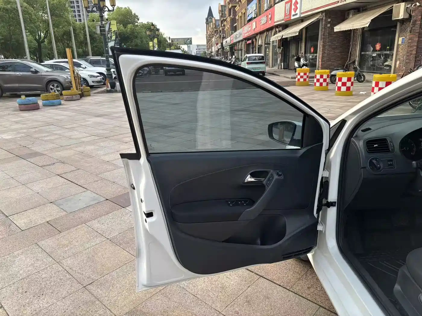 Volkswagen Polo 2016 1.4L Automatic Trend фото 11
