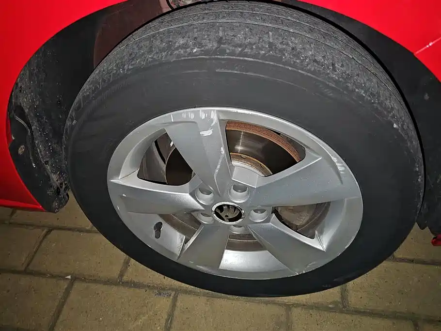 Škoda Skoda Rapid Spaceback 2014 1.6L Automatic Joy Edition фото 6
