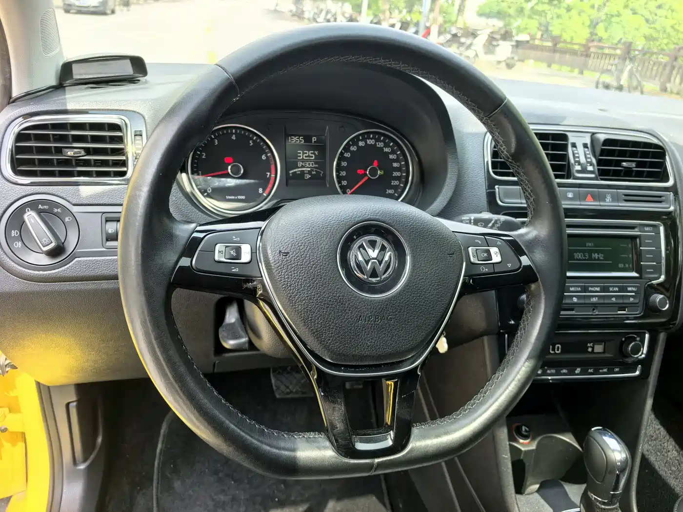 Volkswagen Polo 2014 1.6L Automatic Luxury Edition фото 16