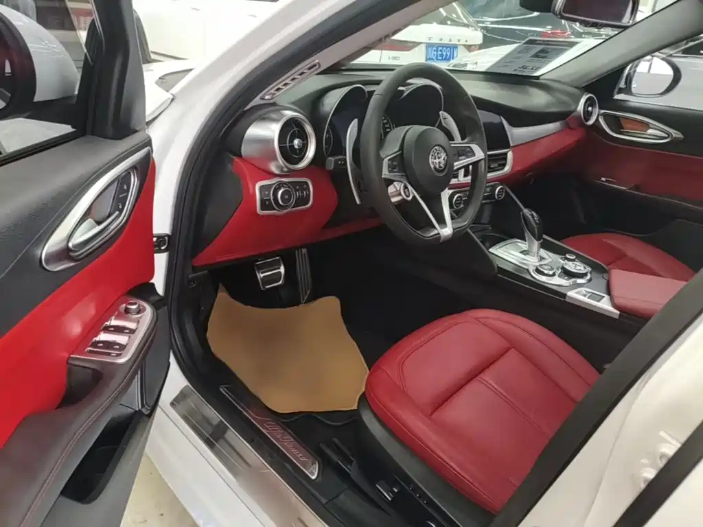 Alfa Romeo Giulia 2018 2017 2.0T 280HP Luxury Edition