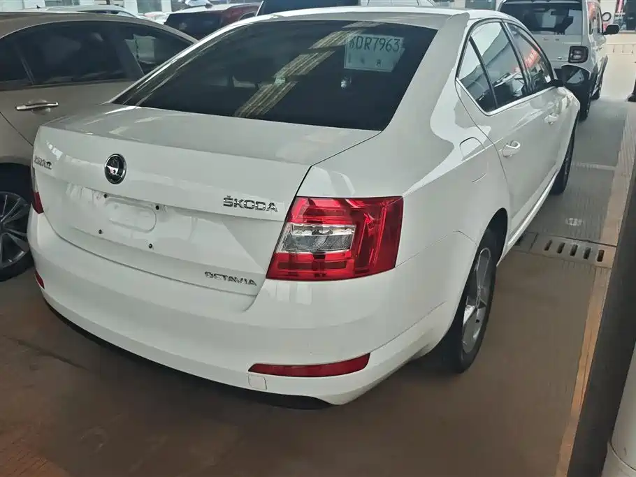 Škoda Octavia 2016 1.6L Automatic Pioneer Edition фото 3