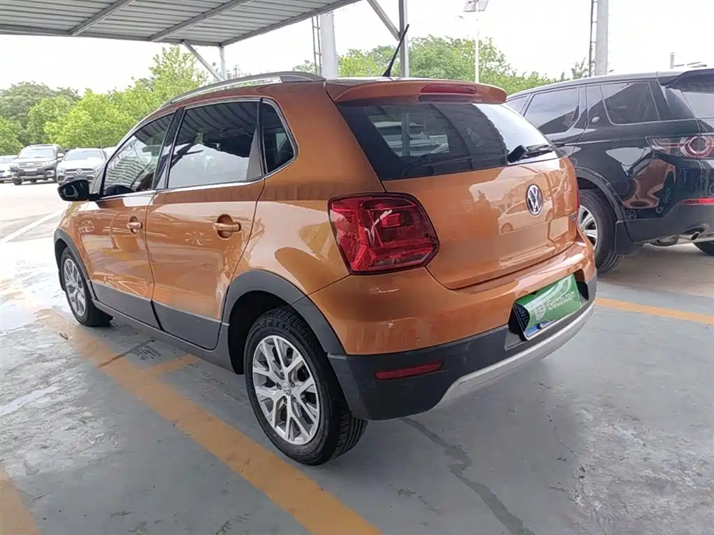 Volkswagen Polo 2016 1.6L Cross Polo Automatic фото 5