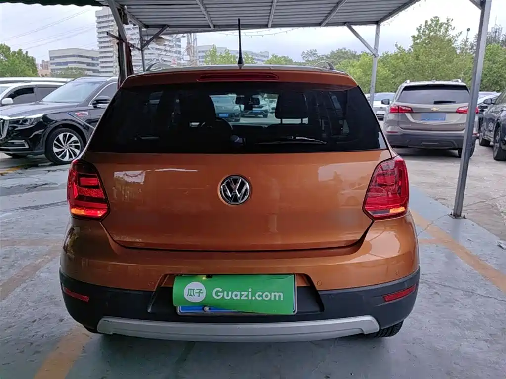 Volkswagen Polo 2016 1.6L Cross Polo Automatic фото 6