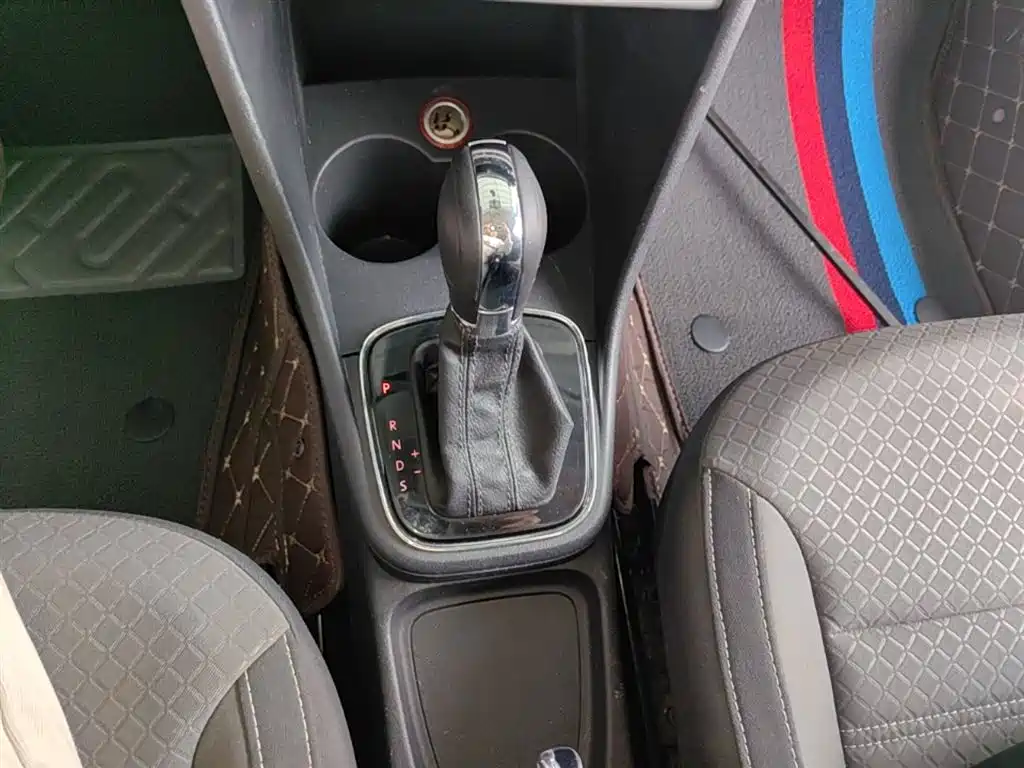 Volkswagen Polo 2016 1.6L Cross Polo Automatic фото 14